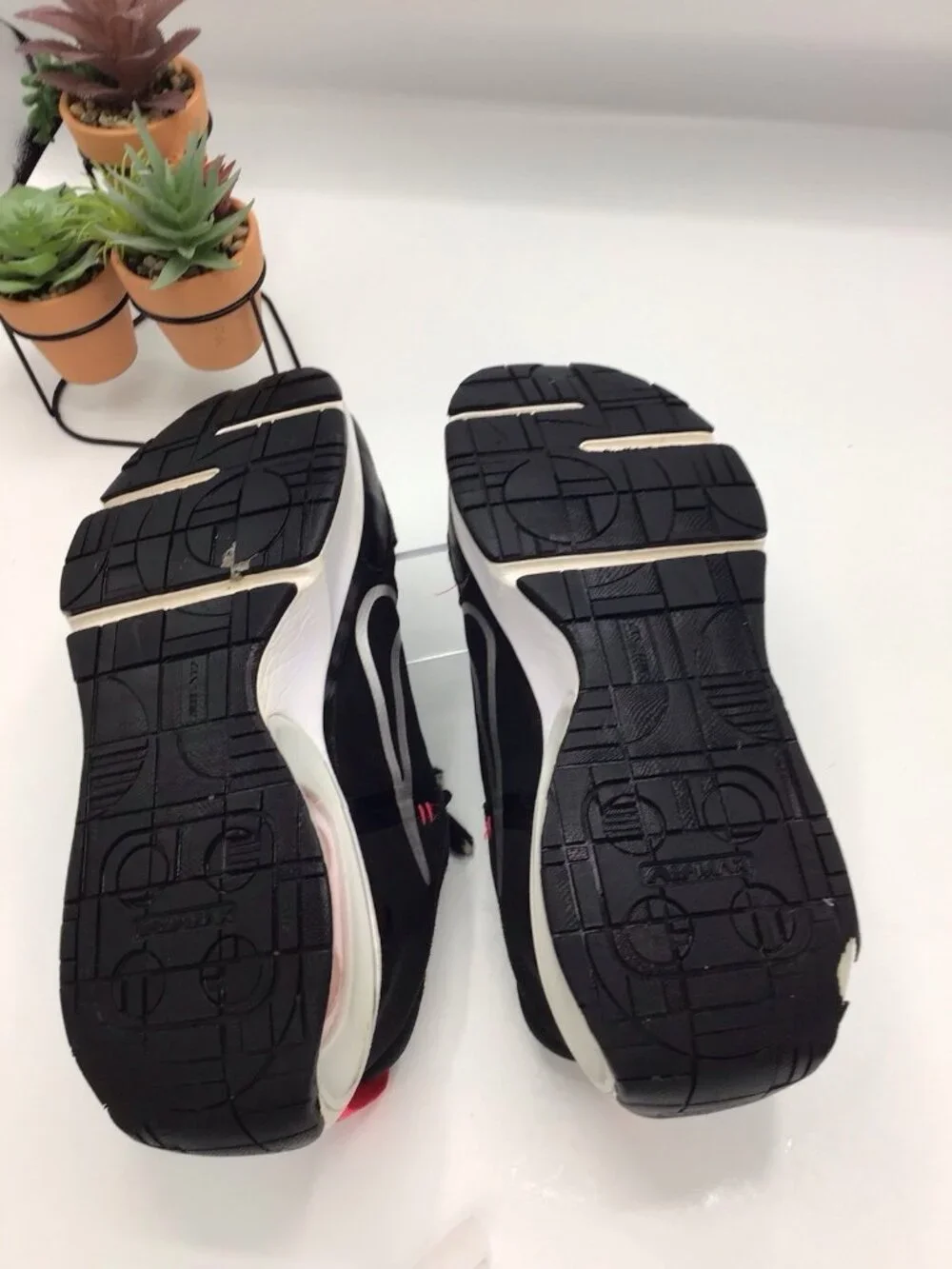 Nike Air Max INTRLK Womens Size 9 Black White Silver Hyper Pink DQ2904-004